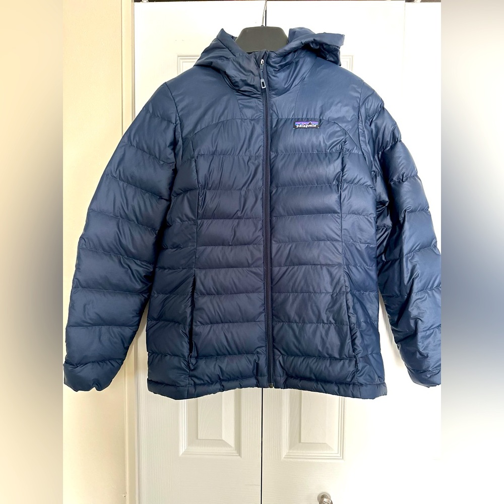 Patagonia women’s Hi-Loft Down Sweater, Navy Blue.